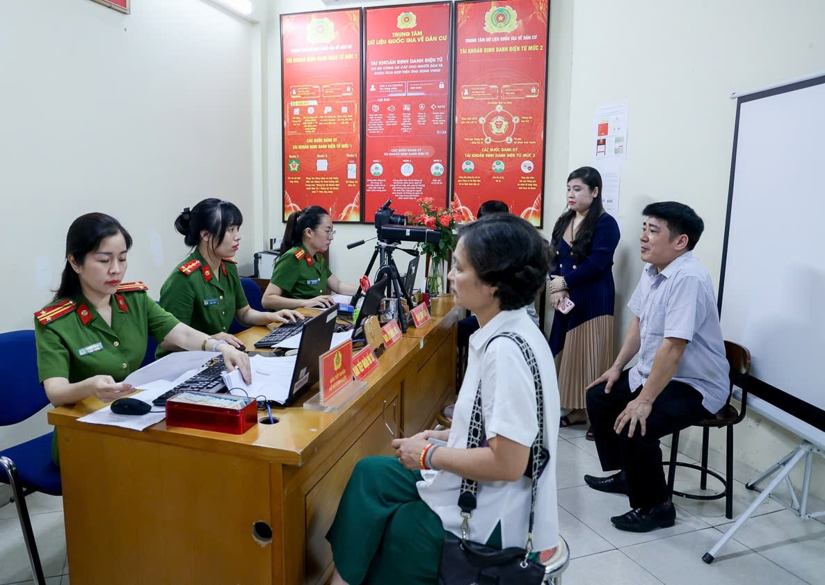 Đảng ủy phường Cửa Nam tiến hành đổi thẻ đảng viên cho đảng viên trong toàn Đảng bộ