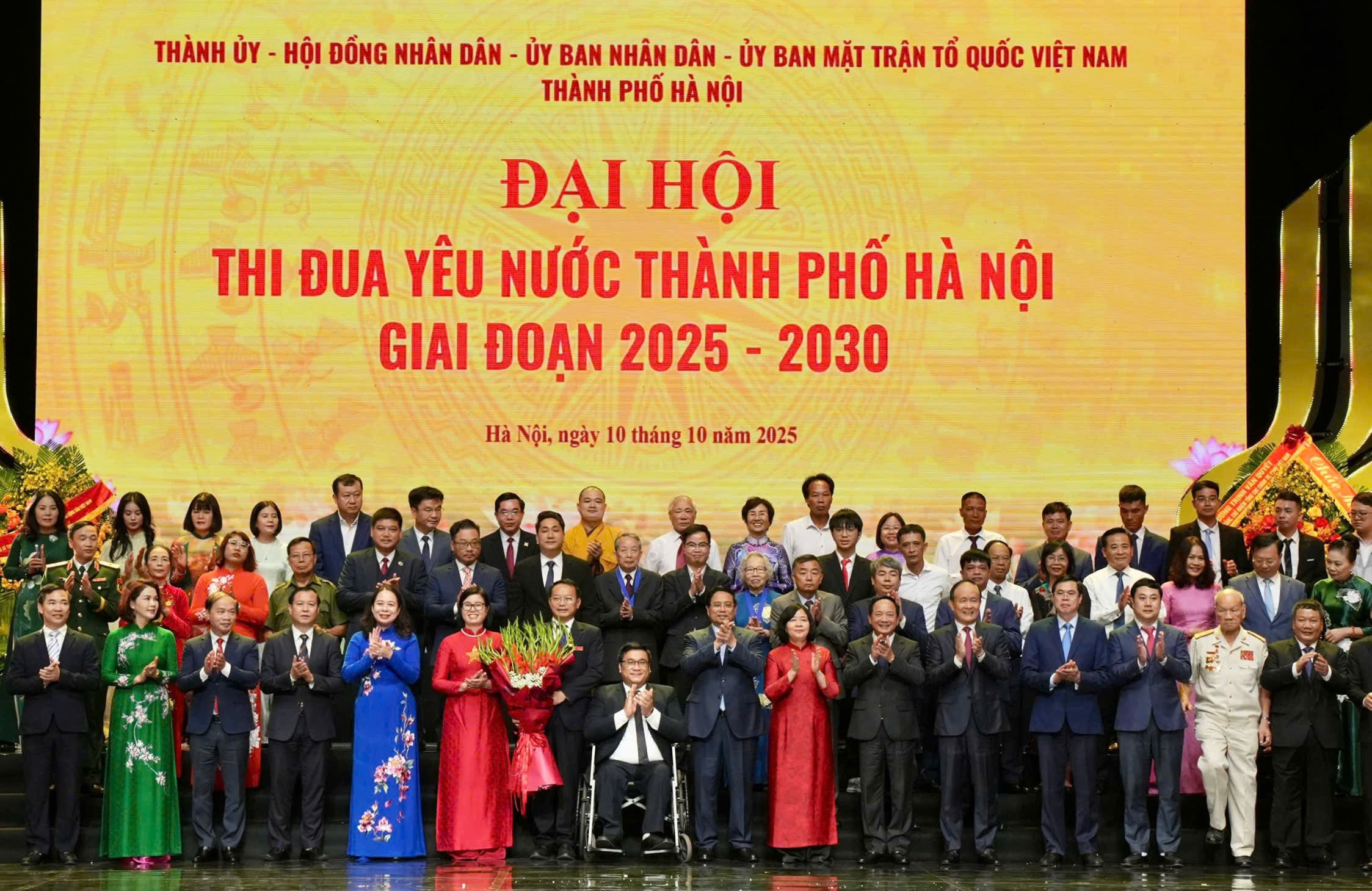 Thủ tướng Chính phủ Phạm Minh Chính tặng hoa chúc mừng thành công Đại hội và Đoàn đại biểu thành phố Hà Nội dự Đại hội thi đua yêu nước toàn quốc lần thứ XI. 