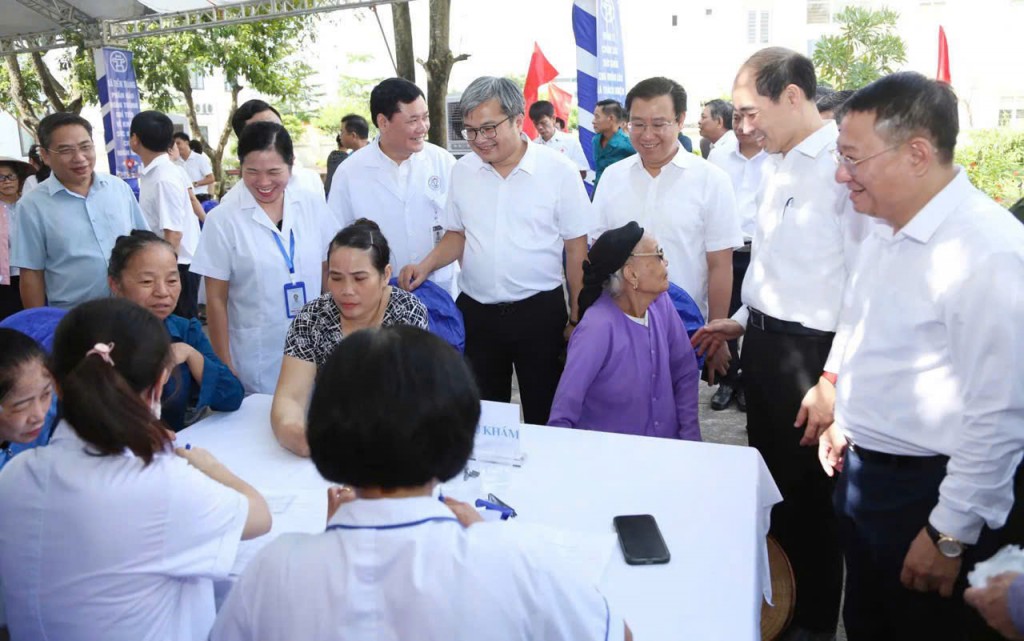 Phó Chủ tịch UBND thành phố Hà Nội Trương Việt Dũng, Phó Giám đốc phụ trách Sở Y tế Nguyễn Đình Hưng động viên người dân tại chương trình khám sức khỏe miễn phí tổ chức tại xã Tiến Thắng 