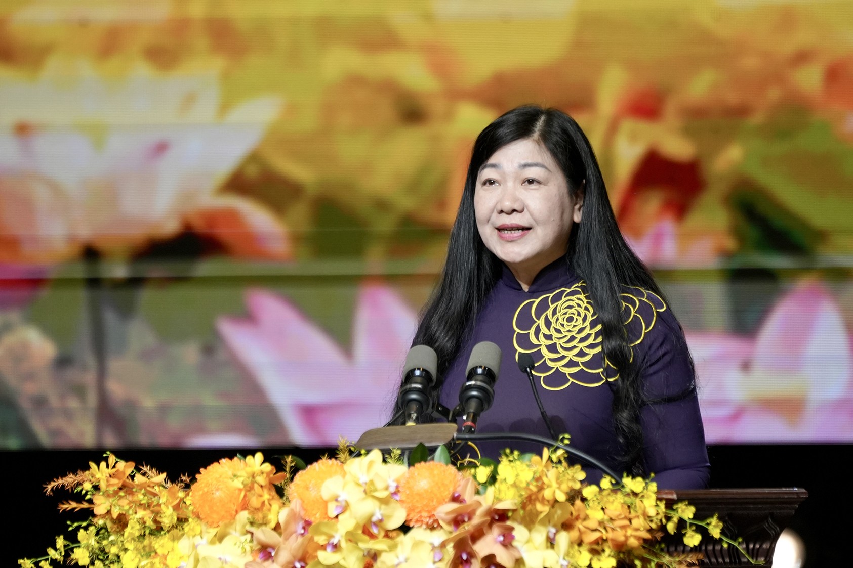 Đồng chí Nguyễn Lan Hương, Phó Chủ tịch Ủy ban Trung ương MTTQ Việt Nam, Chủ tịch Ủy ban MTTQ Việt Nam TP Hà Nội phát biểu hưởng ứng lời kêu gọi thi đua yêu nước TP Hà Nội