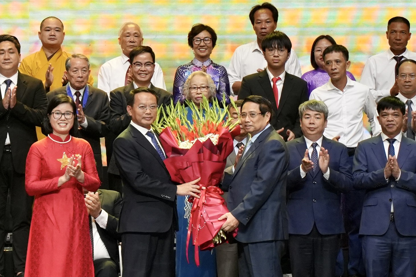 Thủ tướng Chính phủ Phạm Minh Chính tặng hoa chúc mừng các đại biểu điển hình tiên tiến