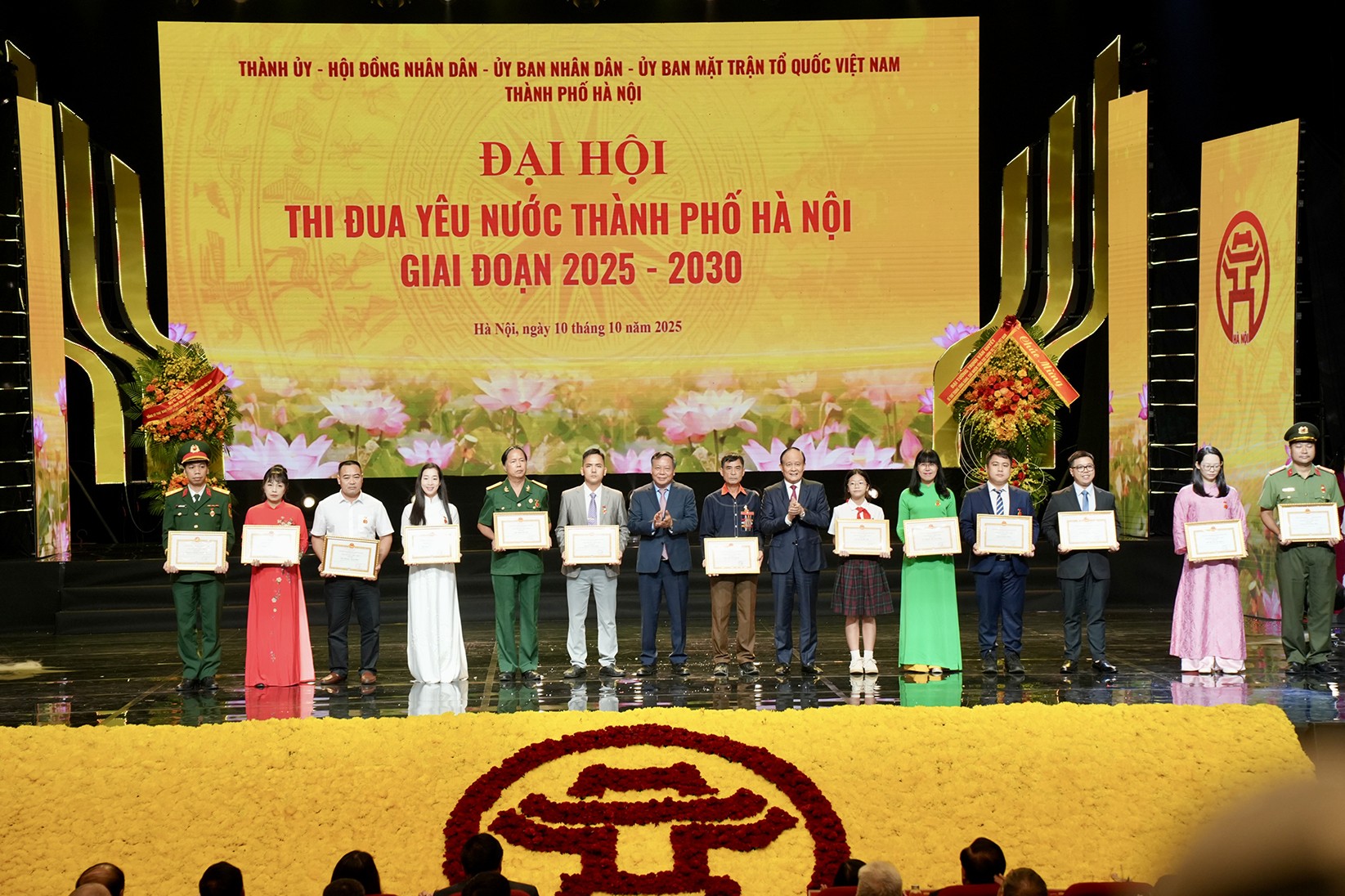 Phó Bí thư Thường trực Thành ủy Hà Nội Nguyễn Văn Phong và Phó Bí thư Thành ủy, Chủ tịch HĐND TP Nguyễn Ngọc Tuấn trao danh hiệu “Người tốt, việc tốt” năm 2025 cho các cá nhân