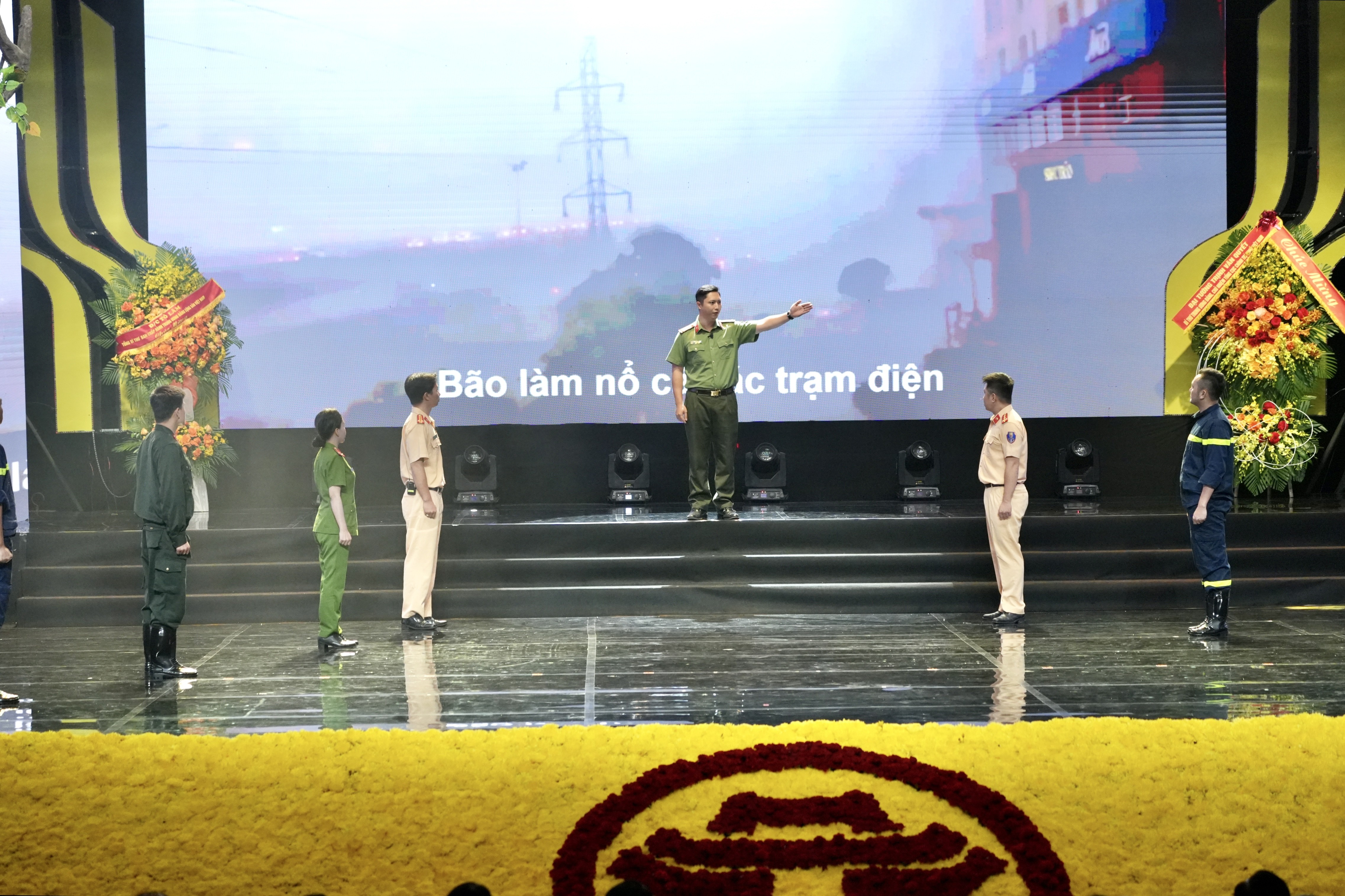 Hình ảnh người chiến sĩ công an Hà Nội hết mình vì Nhân dân, vì Thủ đô trong những cơn bão