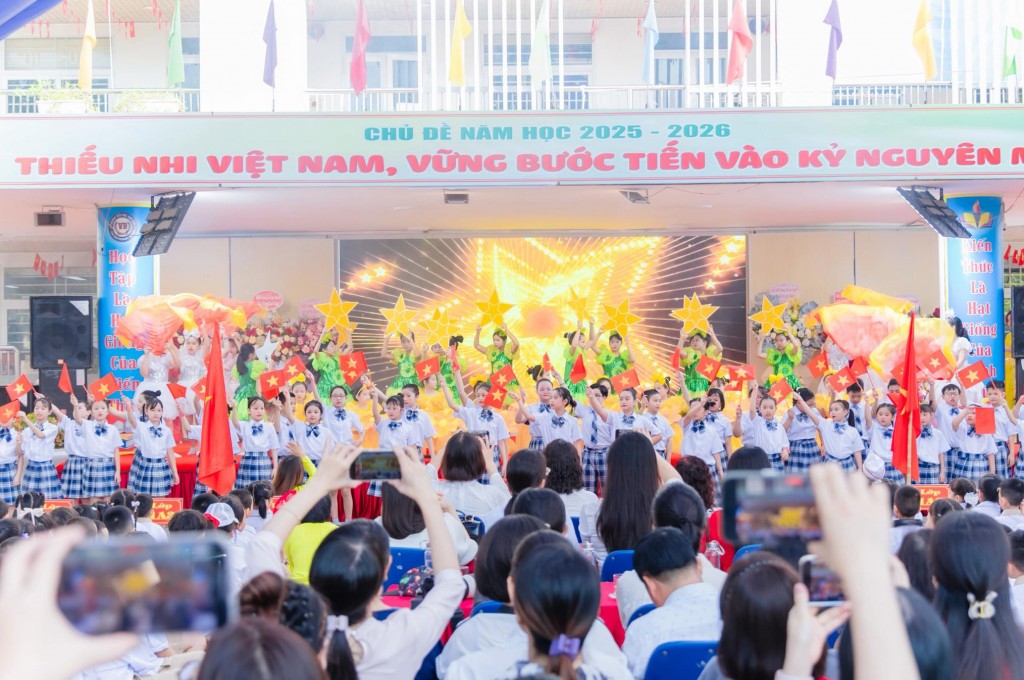 Học sinh Hà Nội hân hoan trong ngày khai giảng năm học mới