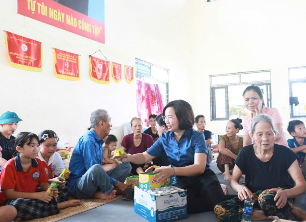 Chăm lo, hỗ trợ cho người dân vùng ngập lụt