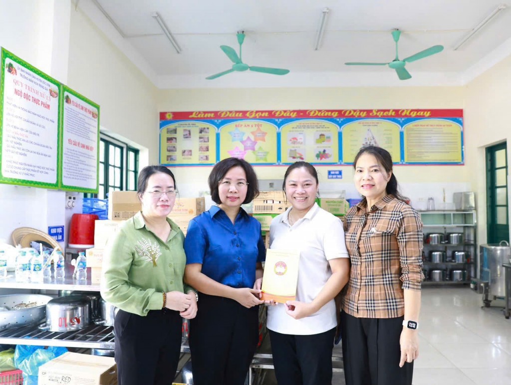 Chăm lo, hỗ trợ cho người dân vùng ngập lụt
