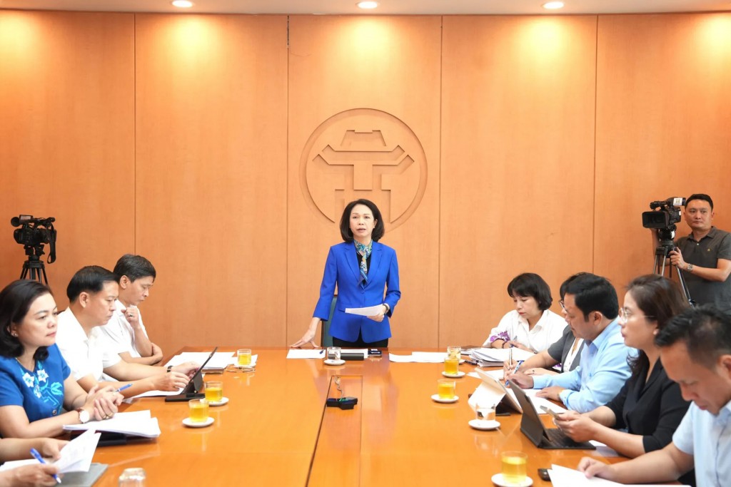 Phó Chủ tịch UBND TP Hà Nội Vũ Thu Hà - Phó Trưởng ban Chỉ đạo công tác ATTP TP đã chủ trì cuộc họp trực tuyến với 126 phường, xã, nghe báo cáo về công tác tổ chức ăn bán trú cho học sinh trên địa bàn TP