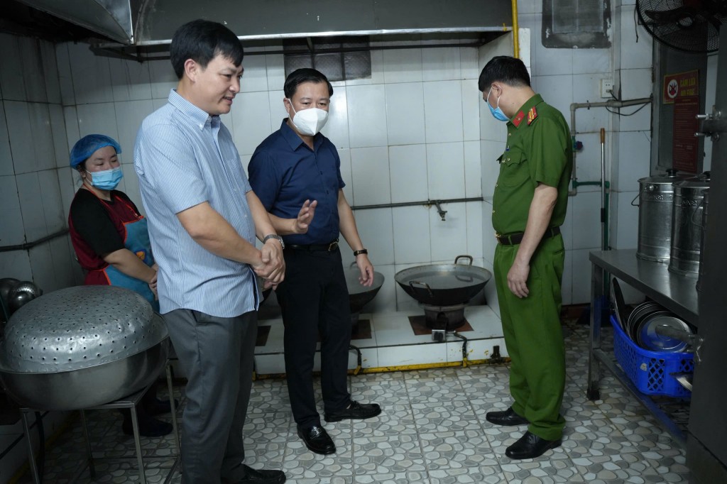 Đoàn kiểm tra nhắc nhở bếp ăn tập thể của một công ty chuyên cung cấp suất ăn cho học sinh không đảm bảo ATTP 