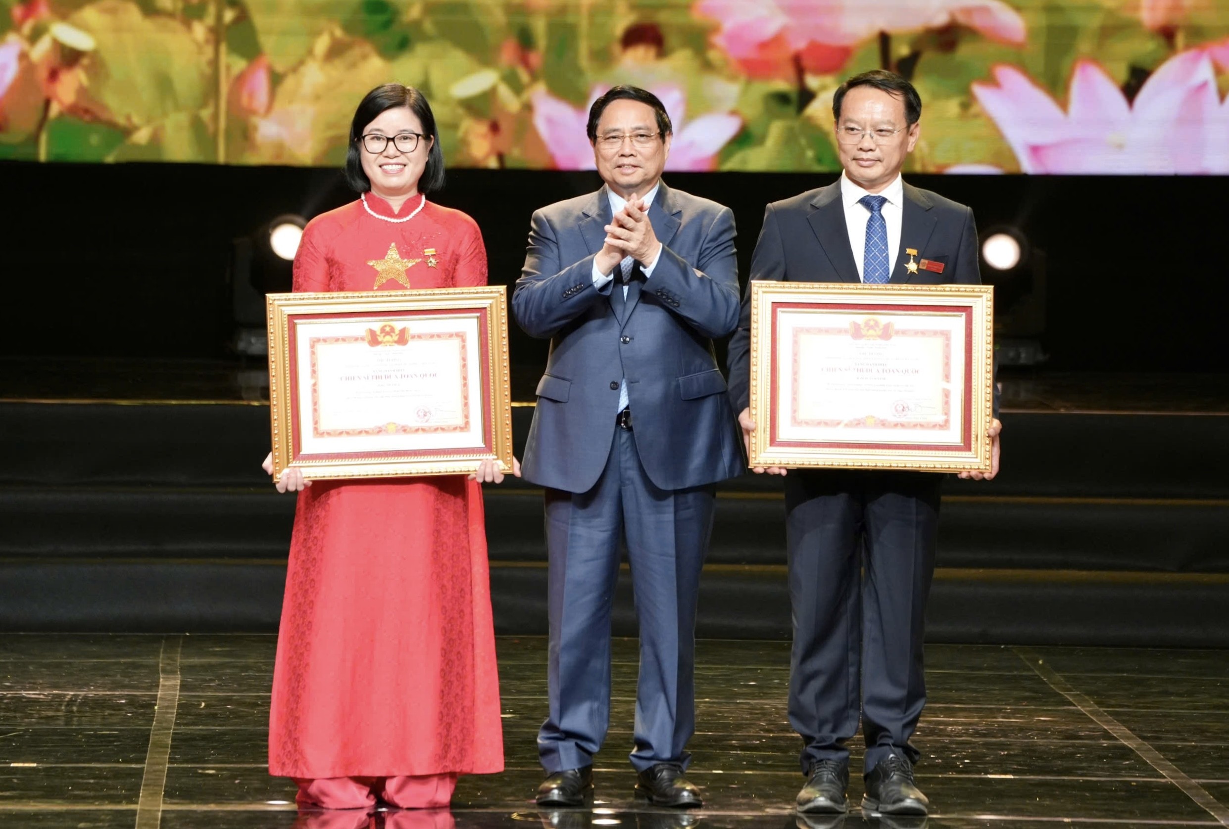 Thủ tướng Chính phủ Phạm Minh Chính trao danh hiệu “Chiến sĩ thi đua toàn quốc” tặng Nhà giáo ưu tú, Tiến sĩ Phạm Xuân Khánh, Bí thư Đảng ủy, Hiệu trưởng Trường Cao đẳng Công nghệ cao Hà Nội và Nhà giáo ưu tú, Thạc sĩ Đào Thị Thủy, Hiệu trưởng Trường Tiểu học Đoàn Thị Điểm - Hà Nội.