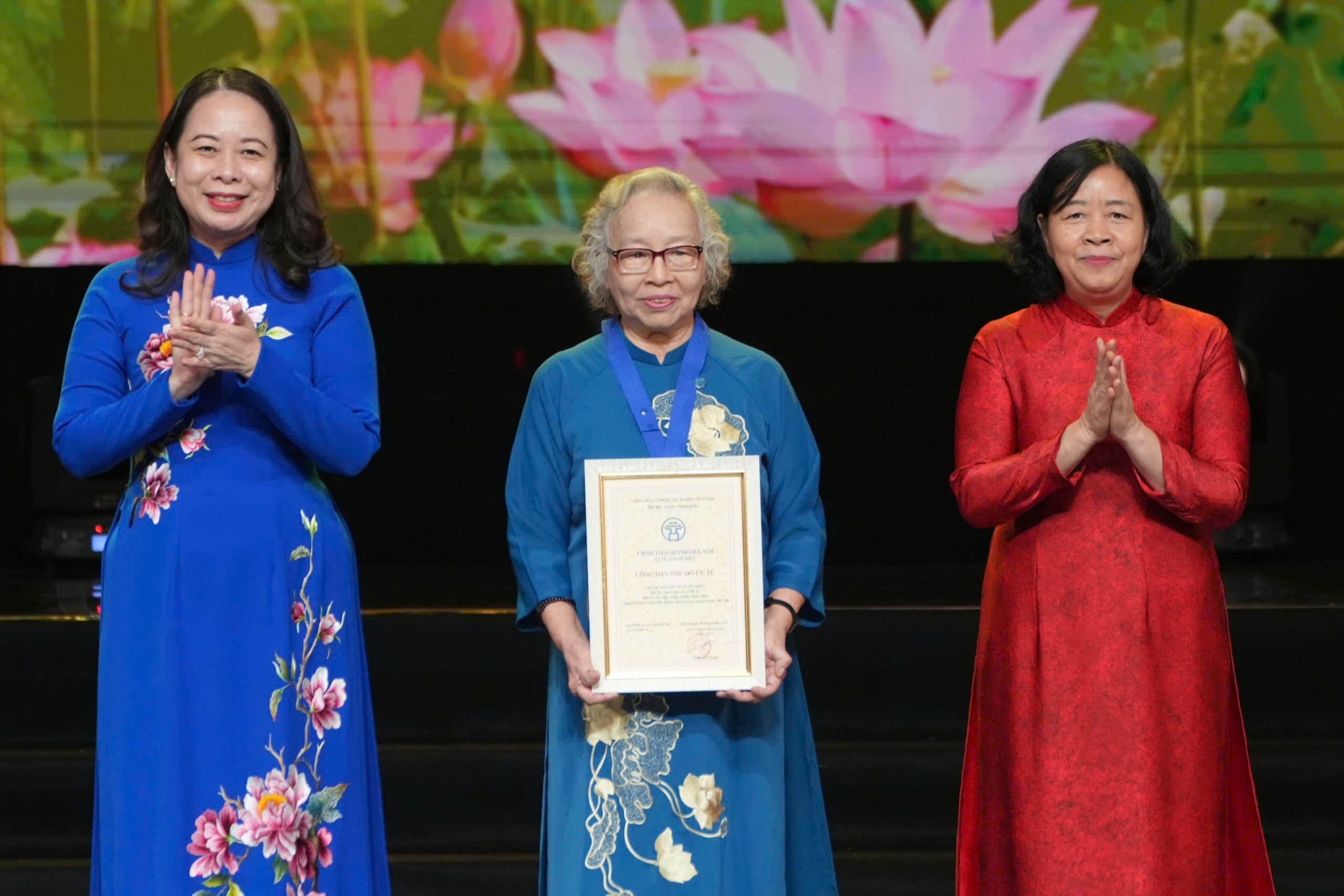 Phó Chủ tịch nước Võ Thị Ánh Xuân và Bí thư Thành ủy Hà Nội Bùi Thị Minh Hoài trao danh hiệu “Công dân Thủ đô ưu tú” năm 2025 tặng PGS.TS. Thầy thuốc nhân dân Nguyễn Kim Nữ Hiếu.