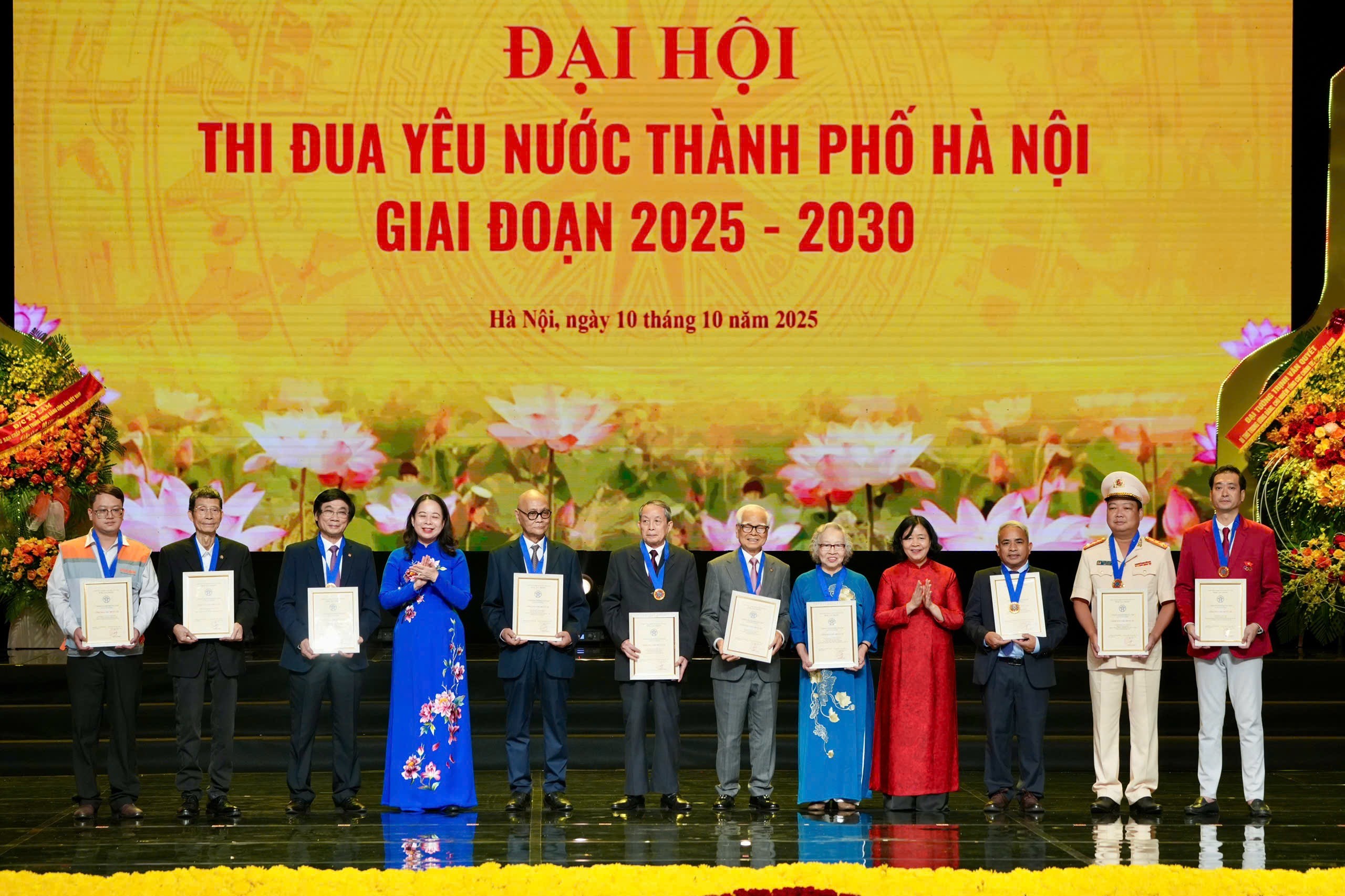 Phó Chủ tịch nước Võ Thị Ánh Xuân và Bí thư Thành ủy Hà Nội Bùi Thị Minh Hoài trao danh hiệu “Công dân Thủ đô ưu tú” năm 2025 tặng 10 cá nhân tiêu biểu.