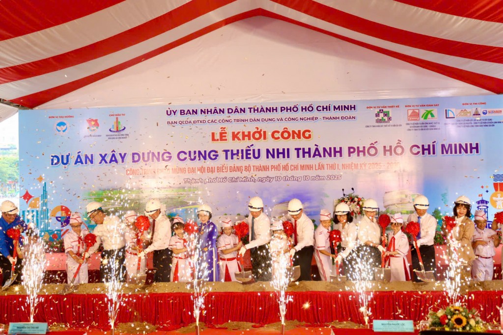 Các đại biểu thực hiện nghi thức khởi công Các đại biểu thực hiện nghi thức khởi công