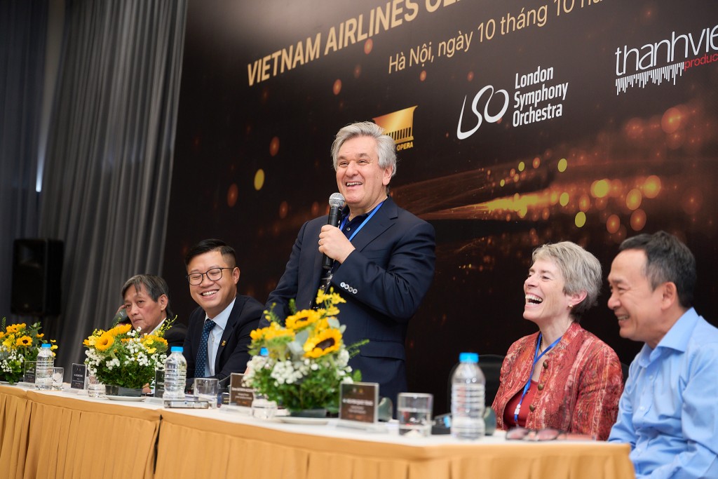 Sir Antonio Pappano - nhạc trưởng nổi tiếng với phong cách chỉ huy giàu nội lực Sir Antonio Pappano - nhạc trưởng nổi tiếng với phong cách chỉ huy giàu nội lực