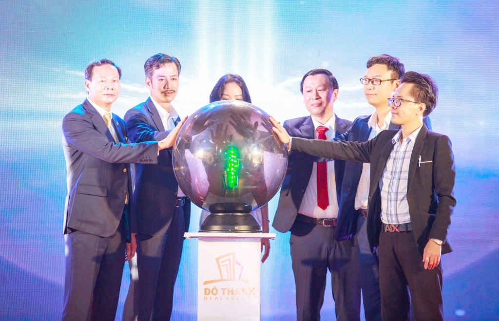 Doanh nhân Bùi Xuân Tiến cùng các đối tác bấm nút khởi động dự án