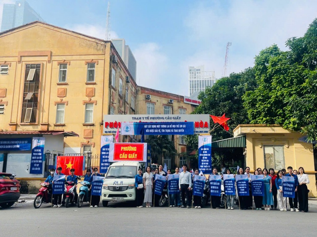 Các đ/c Lãnh đạo Trạm Y tế chụp ảnh cùng đoàn xe cổ động Các đ/c Lãnh đạo Trạm Y tế chụp ảnh cùng đoàn xe cổ động