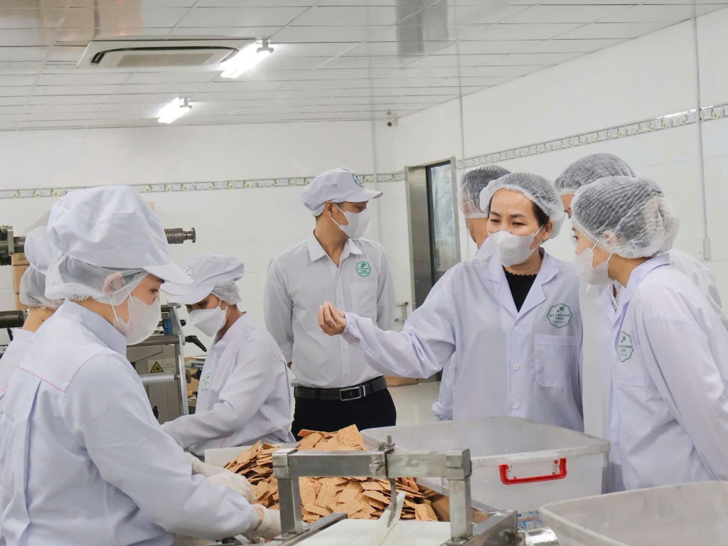 Ứng dụng dây chuyền sản xuất hiện đại, sản phẩm bánh dừa nướng Topcoco ngày càng hoàn thiện, thơm ngon, giòn tan, đáp ứng các tiêu chuẩn quốc tế 