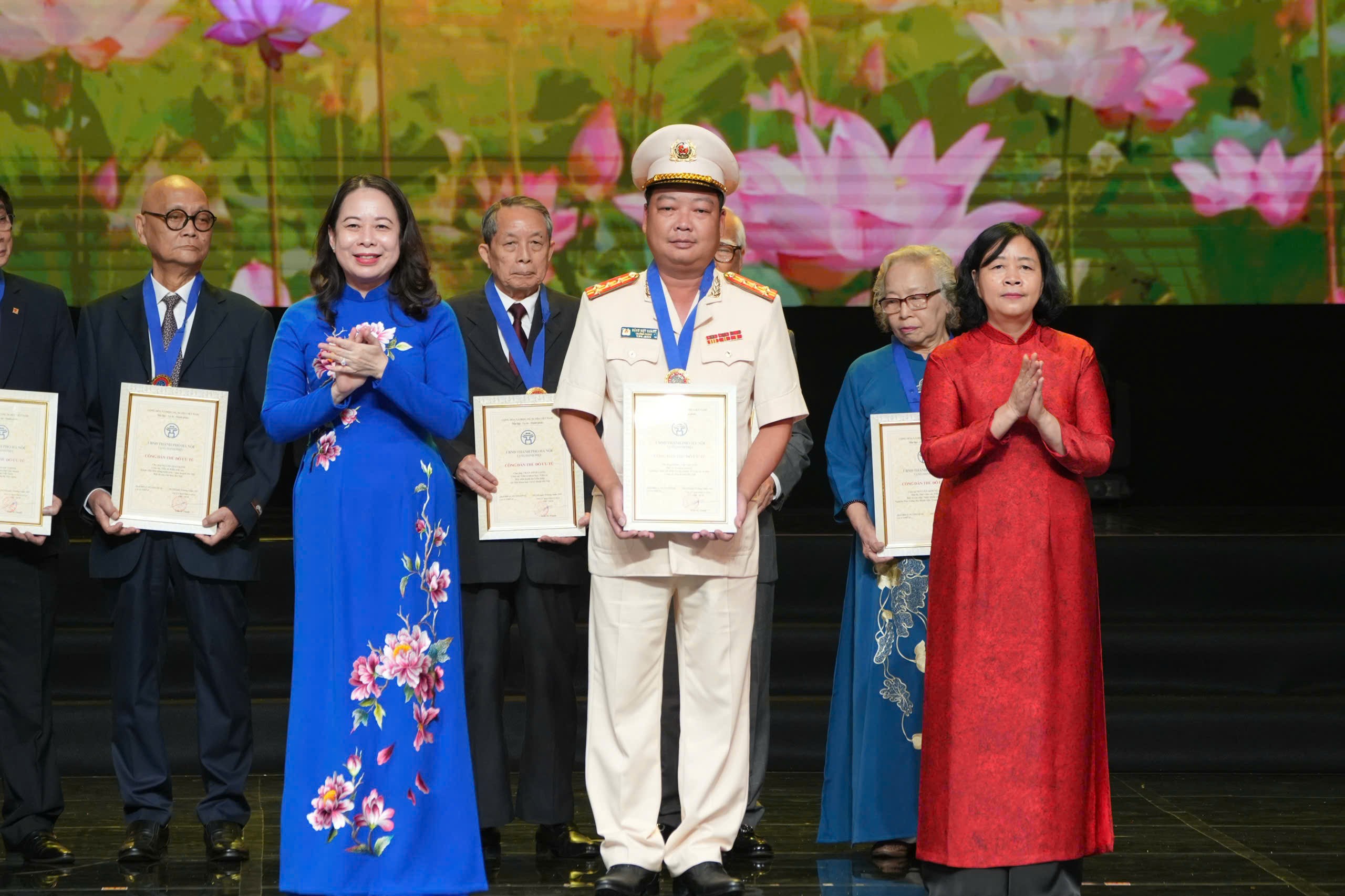 Phó Chủ tịch nước Võ Thị Ánh Xuân và Bí thư Thành ủy Hà Nội Bùi Thị Minh Hoài trao danh hiệu “Công dân Thủ đô ưu tú” năm 2025 tặng Đại tá Đặng Việt Quảng