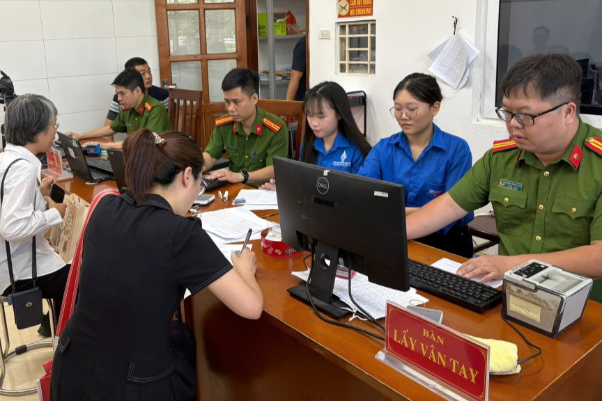 Thanh niên phường Hai Bà Trưng hỗ trợ cấp đổi thẻ đảng viên