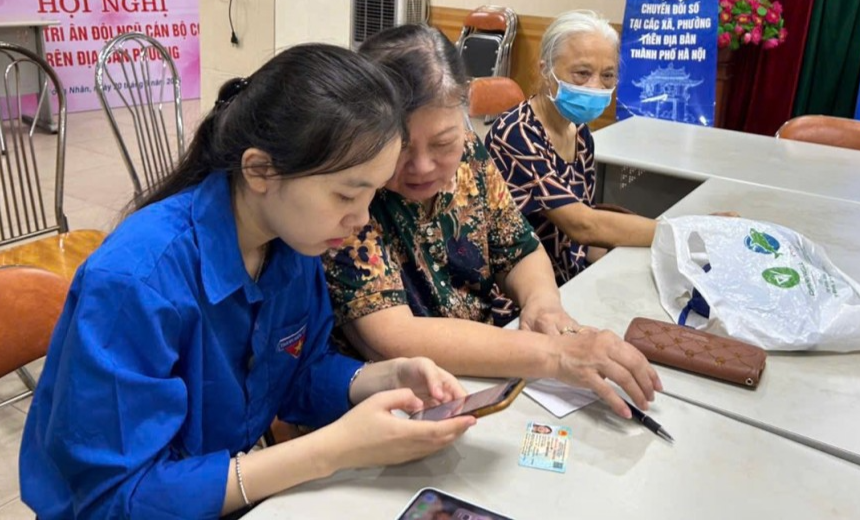 Tuổi trẻ phường Hai Bà Trưng hỗ trợ người dân chuyển đổi số