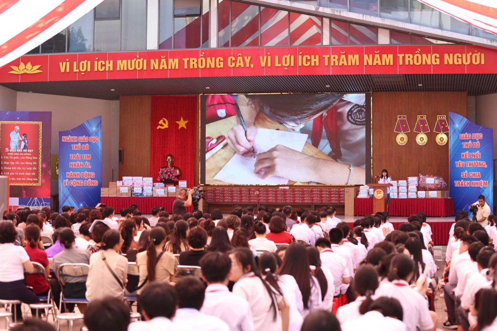 Đông đảo cán bộ, giáo viên, học sinh tham gia chương trình phát động