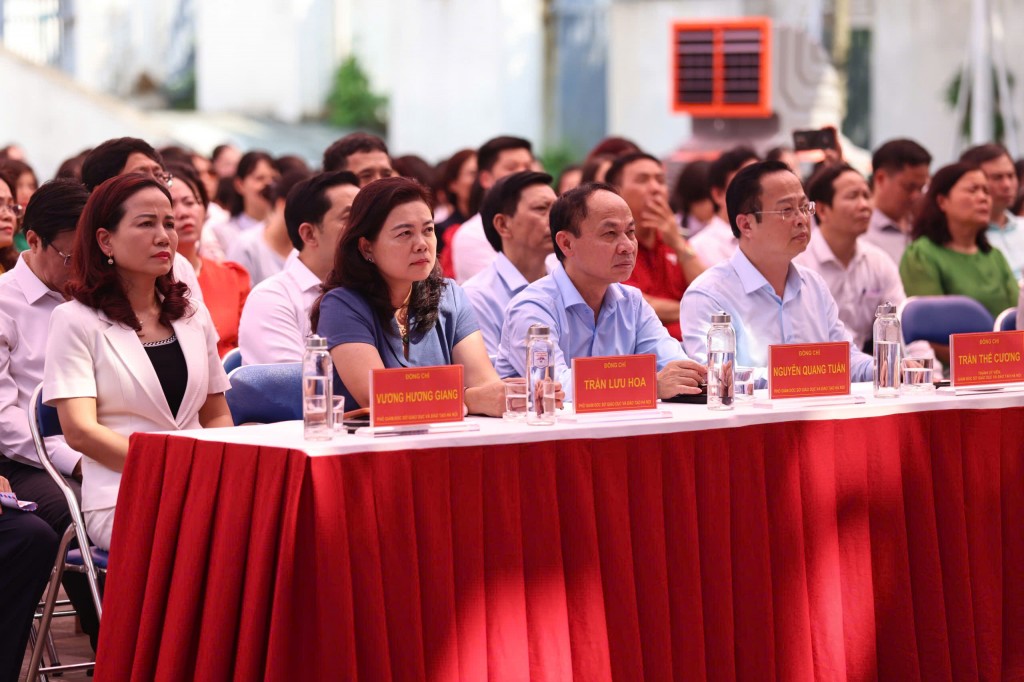 Các đại biểu tham dự phát động ủng hộ ngành giáo dục các tỉnh, cơ sở giáo dục Hà Nội bị ảnh hưởng do mưa lũ