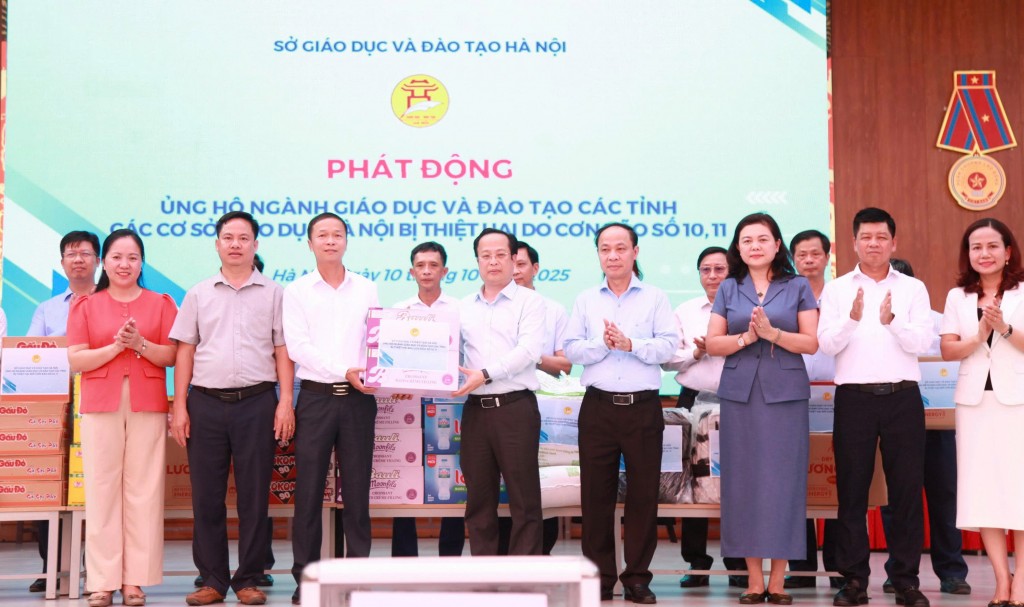 Nhấn vào ảnh để phóng to Giám đốc Sở GD&ĐT Hà Nội trao sách vở, đồ dùng học tập tặng các nhà trường bị ảnh hưởng do mưa lũ ở các xã Trung Giã, Đa Phúc