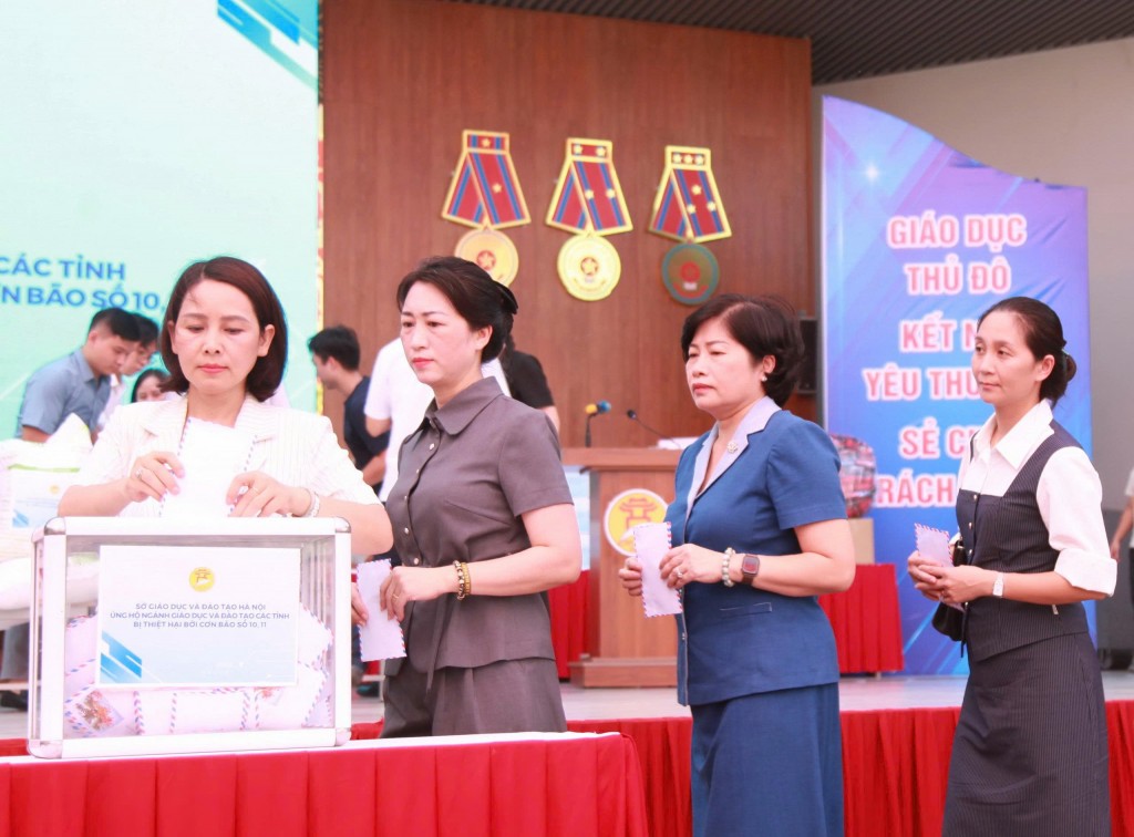 Cán bộ, giáo viên ủng hộ học sinh vùng lũ