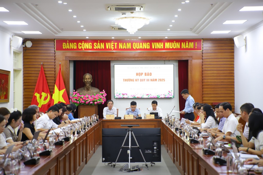 Phó Chánh Văn phòng Bộ VHTTDL Nguyễn Hữu Ngọc báo cáo tại buổi họp báo