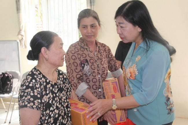 Chủ tịch MTTQ TP thăm, động viên người dân bị ảnh hưởng bởi ngập úng tại phường Tây Mỗ