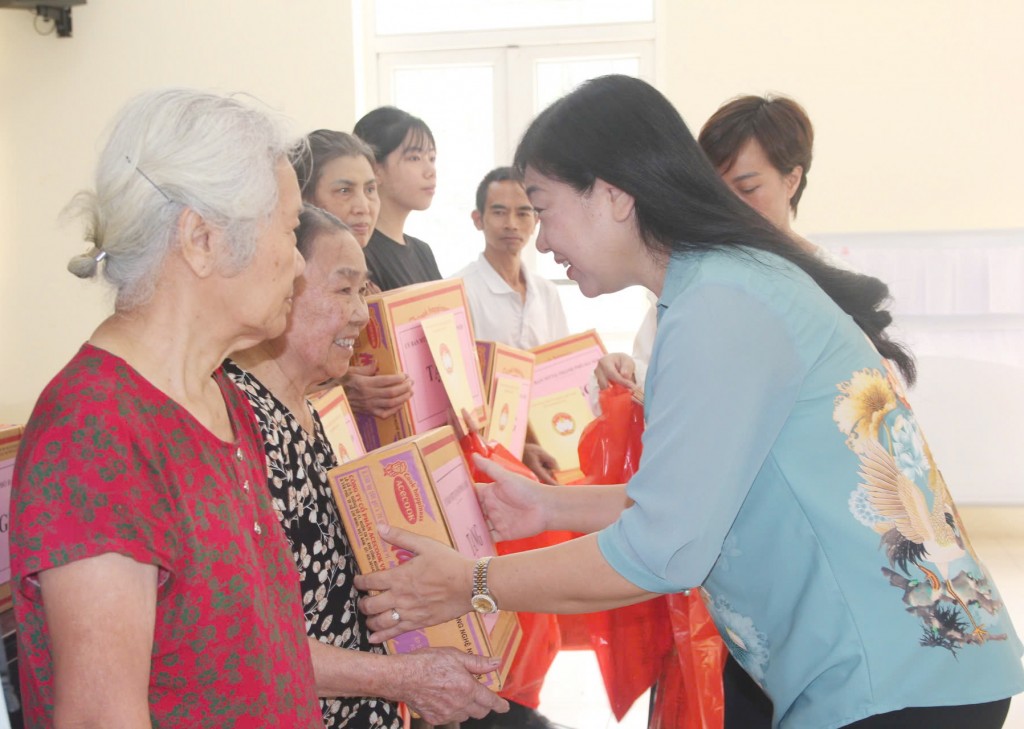 Đồng chí Nguyễn Lan Hương trao quà đến các hộ dân bị ảnh hưởng bởi ngập úng. 