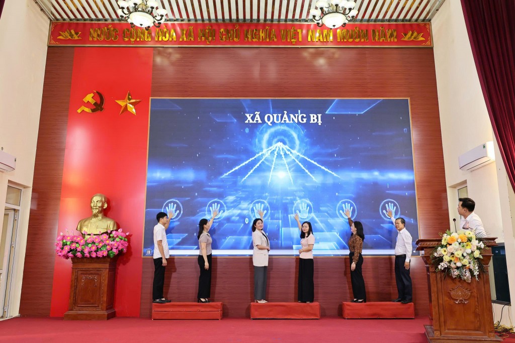 Các đại biểu thực hiện nghi lễ phát động