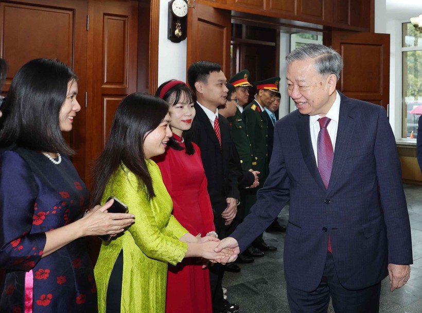 Tổng Bí thư Tô Lâm gặp gỡ cán bộ, nhân viên Đại sứ quán Việt Nam tại Triều Tiên