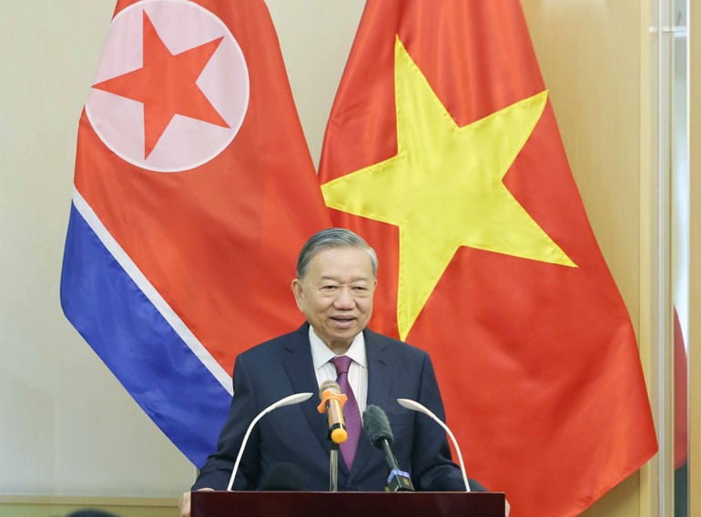 Tổng Bí thư Tô Lâm nói chuyện với cán bộ, nhân viên Đại sứ quán Việt Nam tại Triều Tiên. (Ảnh: TTXVN)
