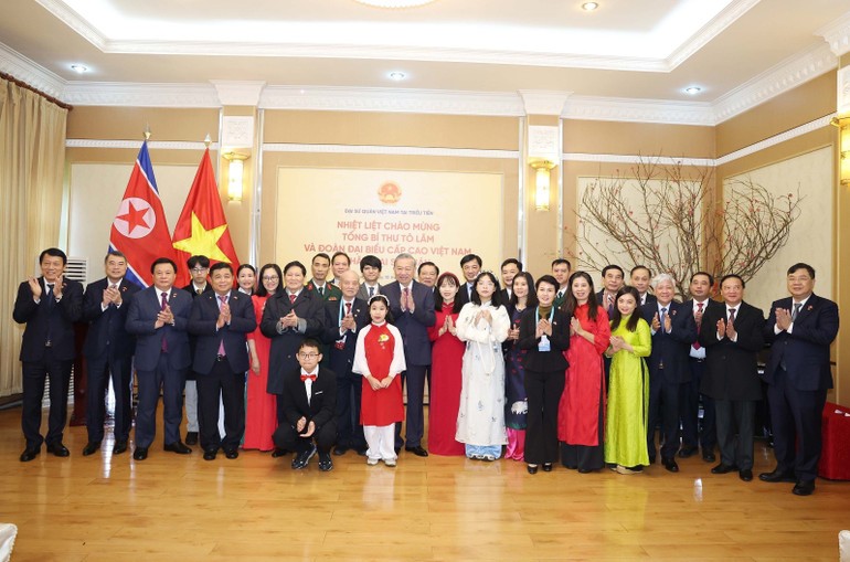 Tổng Bí thư Tô Lâm với cán bộ, nhân viên Đại sứ quán Việt Nam tại Triều Tiên. (Ảnh: TTXVN)
