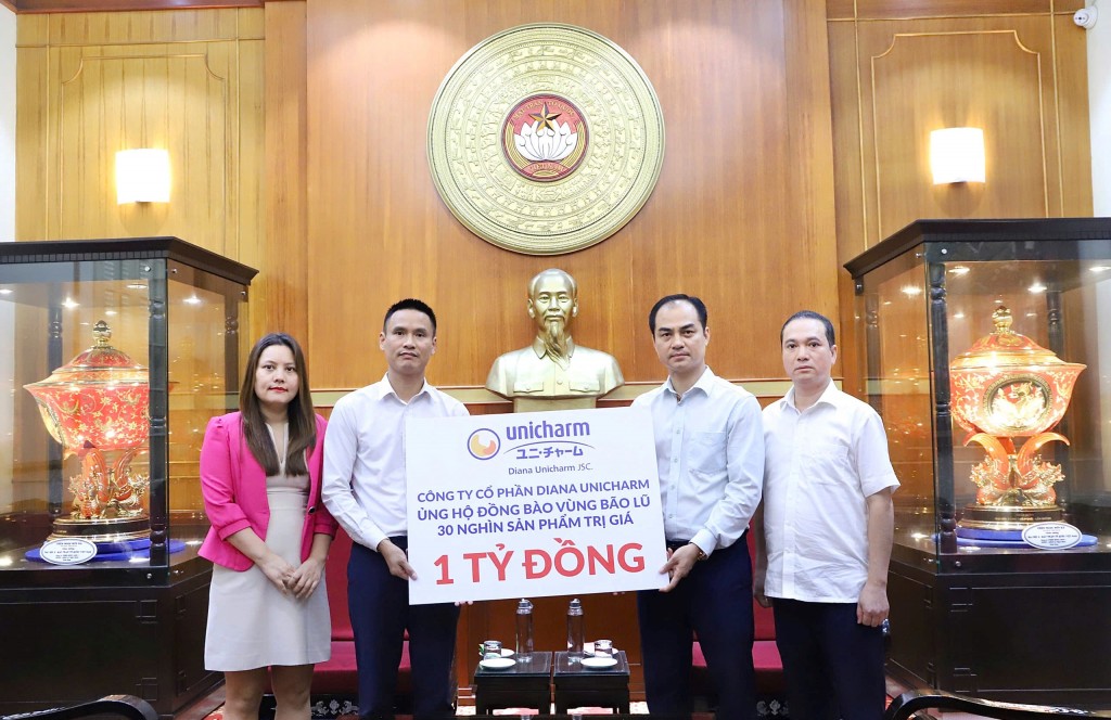 Đại diện Diana Unicharm trao tặng tới Ủy ban Mặt trận Tổ Quốc Việt Nam