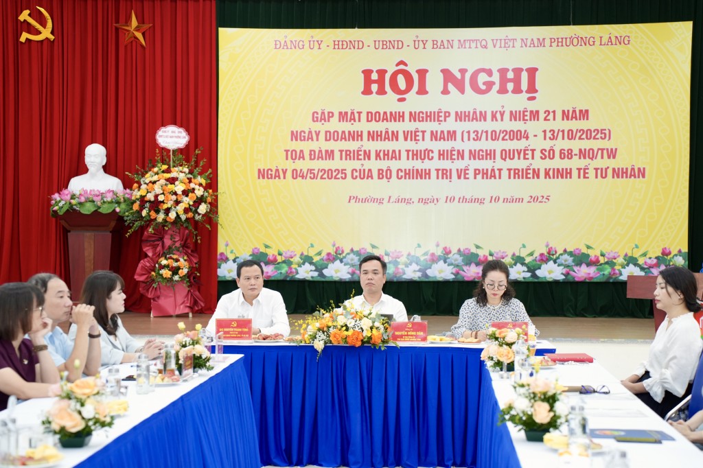 Chủ trì hội nghị có ông Nguyễn Hồng Dân- Bí thư ĐU- CT HĐND phường; bà Nguyễn Thị Minh Hiền – Phó Bí thư Thường trực Đảng ủy và ông Nguyễn Thanh Tùng – Phó bí thư Đảng ủy – Chủ tịch UBND Phường Láng