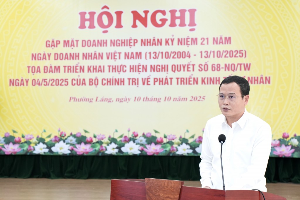 Ông Nguyễn Thanh Tùng, Phó Bí thư Đảng ủy, Chủ tịch UBND phường Láng ghi nhận những kiến nghị của doanh nghiệp và sẽ sớm giải quyết để doanh nghiệp trên địa bàn phát triển mạnh mẽ hơn