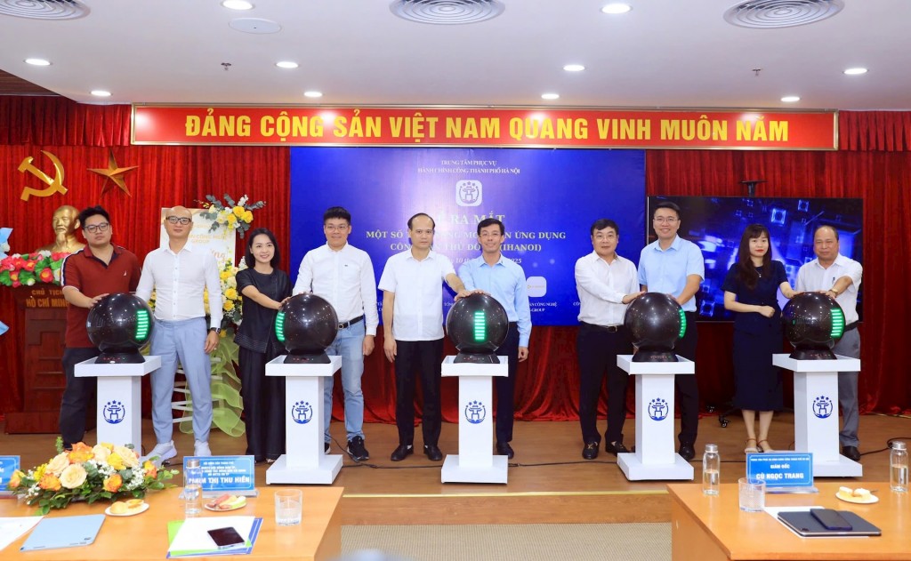 Các đại biểu thực hiện nghi thức ra mắt một số tính năng mới trên Ứng dụng Công dân Thủ đô số (iHanoi).