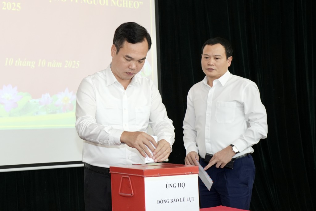 Ông Nguyễn Hồng Dân - Bí thư Đảng ủy, Chủ tịch HĐND phường Láng tiên phong, đi đầu trong công tác hỗ trợ Nhân dân