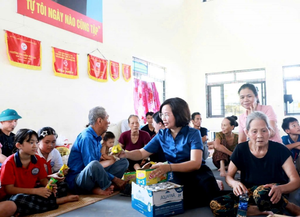 Phó Chủ tịch Thường trực Ủy ban MTTQ Việt Nam TP Hà Nội Bùi Huyền Mai thăm hỏi, động viên người dân đang tránh trú tại các điểm trường ở xã Trung Giã và xã Đa Phúc