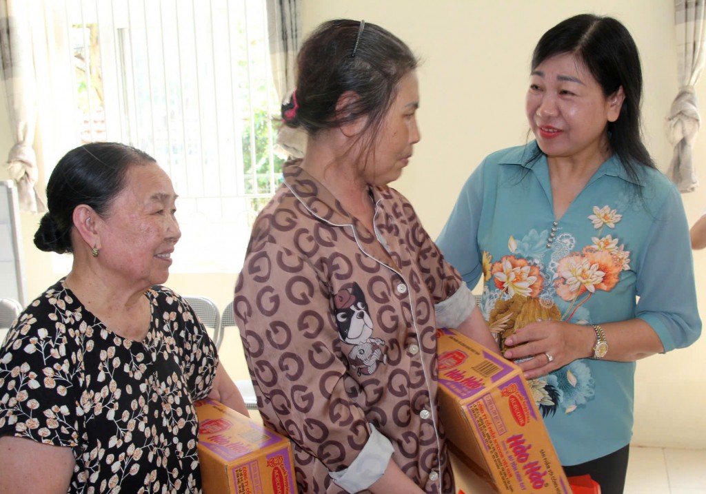 Đại diện các hộ gia đình bày tỏ xúc động, cảm ơn sự quan tâm, chăm lo cho người dân của lãnh đạo Uỷ ban MTTQ thành phố Hà Nội
