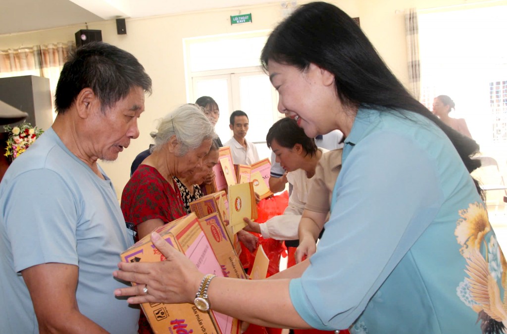 Những phần quà ý nghĩa, thiết thực được Chủ tịch Ủy ban MTTQ Việt Nam thành phố Hà Nội Nguyễn Lan Hương trao tận tay các hộ dân