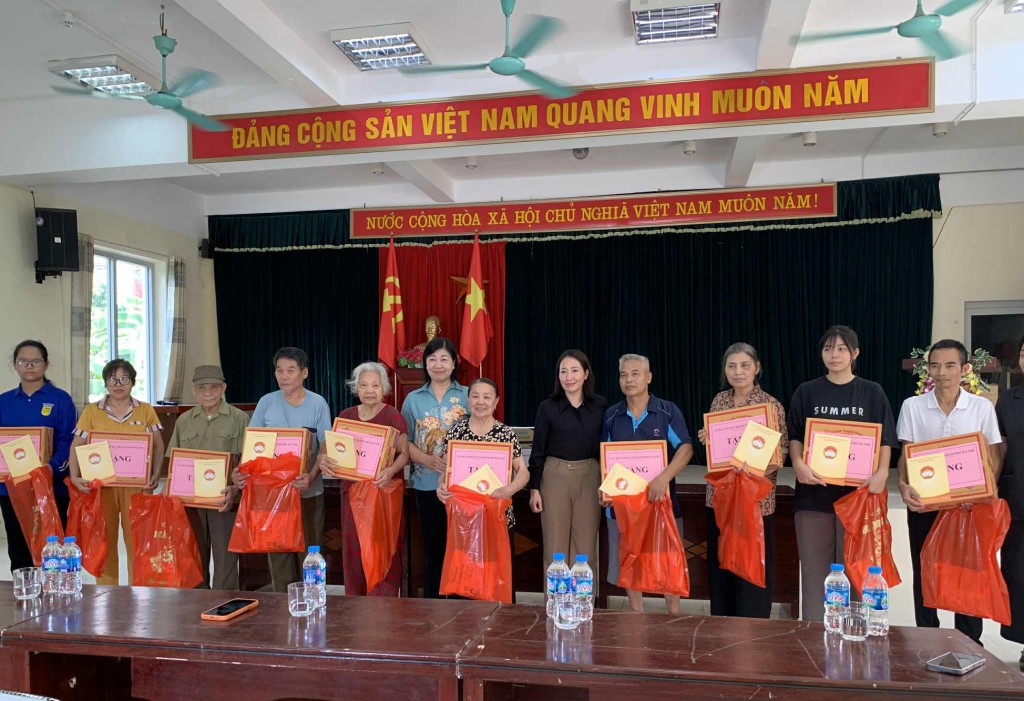 Ủy viên Ban Thường vụ Thành ủy, Chủ tịch Ủy ban MTTQ Việt Nam thành phố Hà Nội Nguyễn Lan Hương và lãnh đạo Đảng uỷ phường Tây Mỗ tặng quà các gia đình chính sách, gia đình có hoàn cảnh khó khăn bị ngập úng