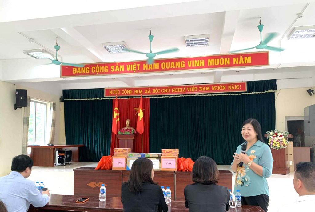 Chủ tịch Ủy ban MTTQ Việt Nam thành phố Hà Nội Nguyễn Lan Hương chia sẻ, động viên các hộ dân bị ngập úng tại phường Tây Mỗ
