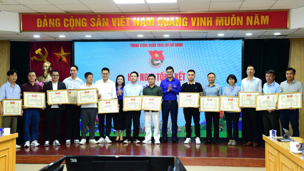 Các tập thể, cá nhân xuất sắc được khen thưởng 