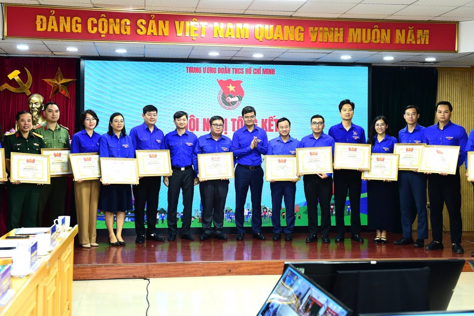 Các đơn vị có thành tích xuất sắc được khen thưởng 