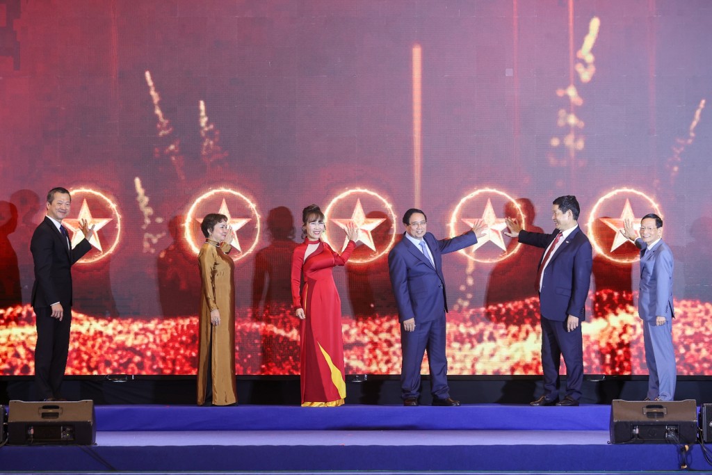 Thủ tướng và các đại biểu thực hiện nghi thức ra mắt Liên minh Kinh tế tầm thấp (LAE) - Ảnh: VGP/Nhật Bắc