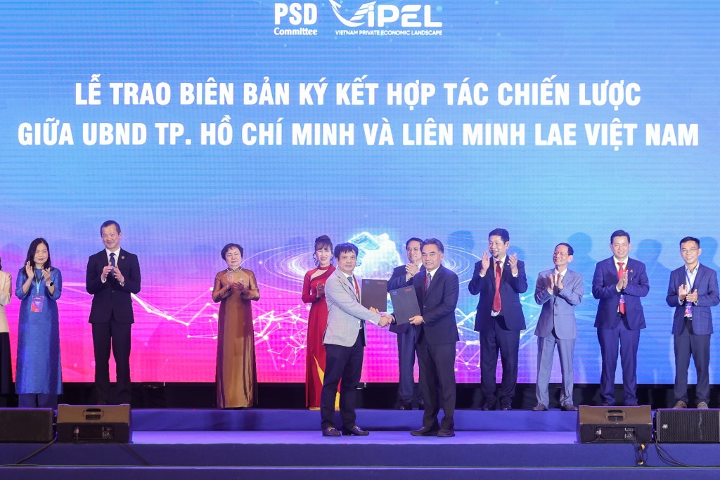 Lễ trao biên bản ký kết hợp tác giữa UBND TPHCM và Liên minh Kinh tế tầm thấp - Ảnh: VGP/Nhật Bắc