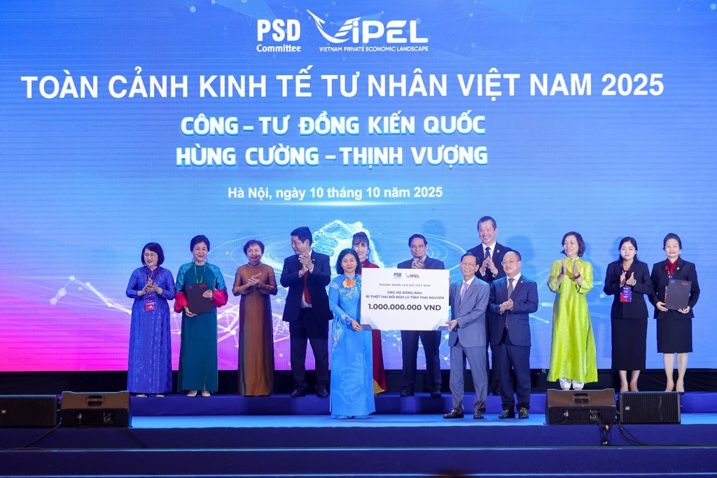 Các đại biểu ủng hộ đồng bào bị ảnh hưởng của thiên tai, bão lũ tại tỉnh Thái Nguyên - Ảnh: VGP/Nhật Bắc