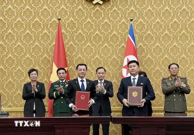 Lễ ký Bản ghi nhớ hợp tác trong lĩnh vực y tế và khoa học y học giữa Bộ Y tế Việt Nam và Bộ Y tế công cộng Triều Tiên. (Ảnh: Hồng Điệp /TTXVN)